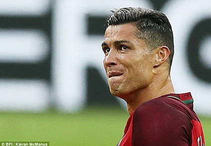 Ronaldo 3 lần bật khóc trong trận chung kết Euro 2016