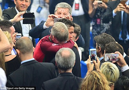 Ronaldo ôm Sir Alex tri ân trong ngày hạnh phúc nhất đời