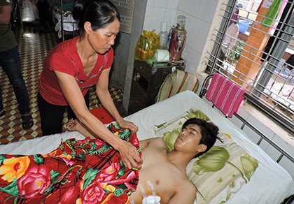 Nam thanh niên bị chém hội đồng gục trên vũng máu