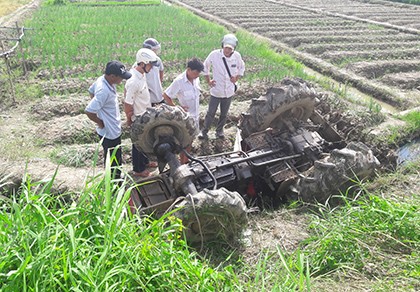 Xe máy cày lao xuống ruộng đè chết người điều khiển