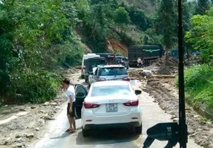 Lào Cai: Kẹt xe kéo dài ở Sapa do mưa lũ