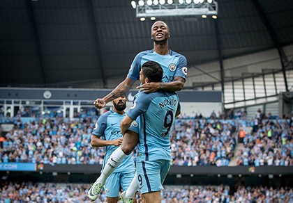 Sterling lập cú đúp, Man City lên đỉnh Premier League