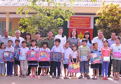 Trao quà cho học sinh nghèo hiếu học Tiền Giang