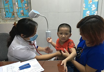 Thời tiết giao mùa, mỗi ngày gần 3.000 lượt trẻ vào bệnh viện