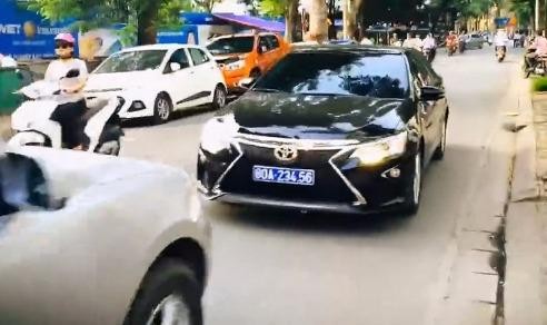 Xe biển xanh lấn làn phải lùi ngược là của doanh nghiệp tư nhân