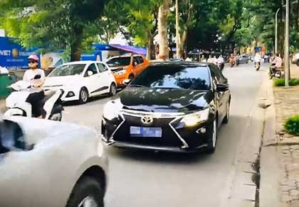 Xe bị ép chạy lùi gắn biển số xanh giả chạy vào đường cấm