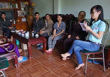 Phóng viên làm hòa giải viên và bưu tá