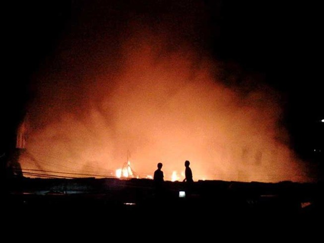 Lửa thiêu hàng trăm ki-ốt, tiểu thương khóc ngất