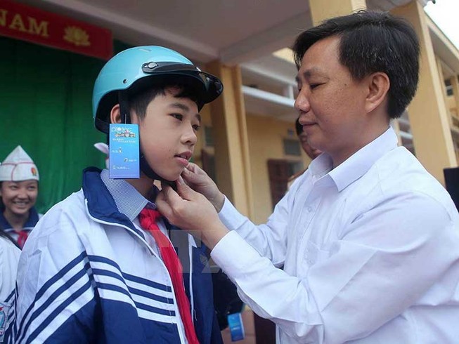 Vận động người dân cả nước đội mũ bảo hiểm đạt chuẩn