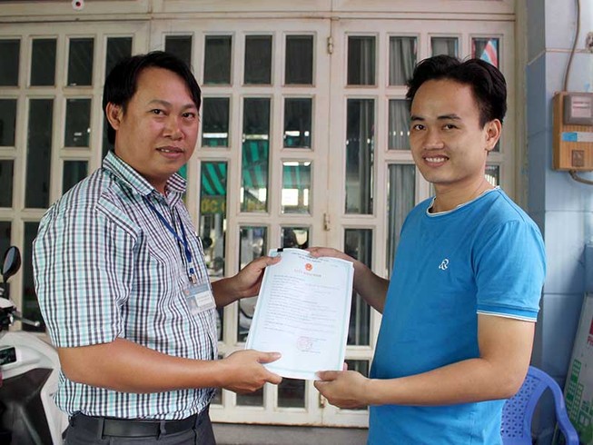 Cán bộ đến tận nhà làm khai sinh cho trẻ