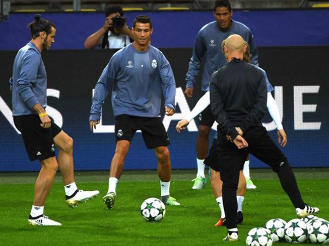 Zidane xoa dịu, Ronaldo cười tươi như hoa trên sân tập
