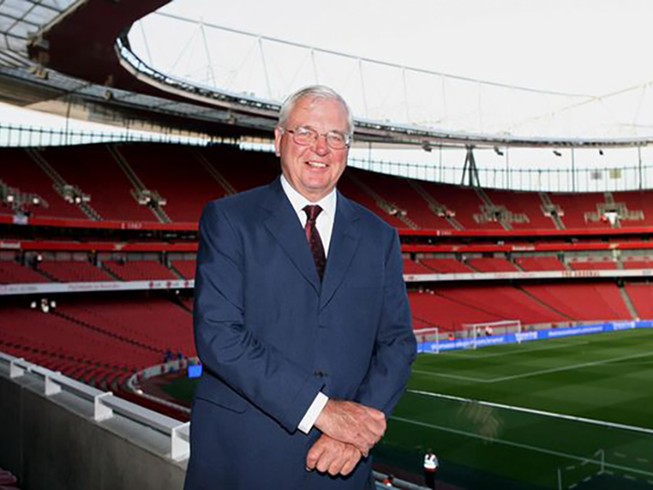 Arsenal nhiều tiền mặt hơn Real,Barca,Bayern cộng lại