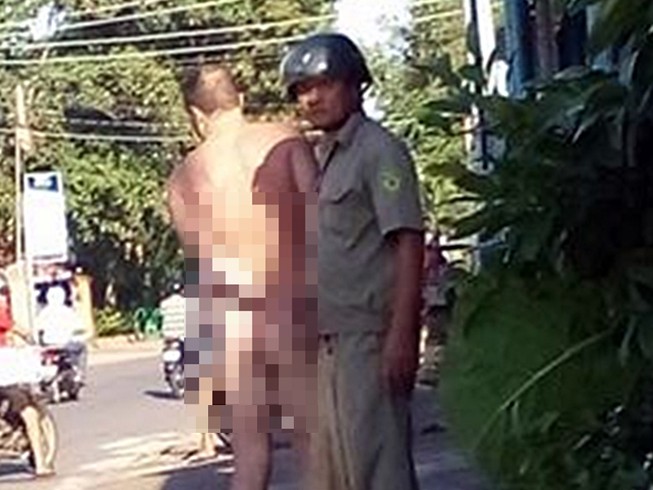 Phê cần sa, 1 du khách Anh thoát y giữa đường