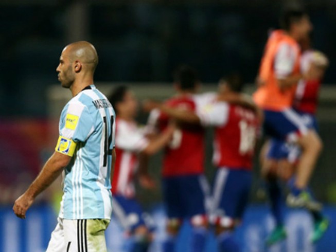 Argentina thua sốc, Brazil tiếm ngôi đầu