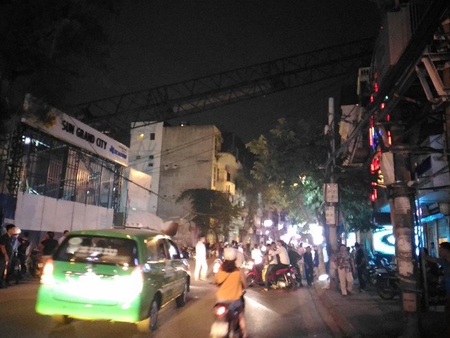 Cần cẩu sập vắt ngang đường, đè vào nhà dân