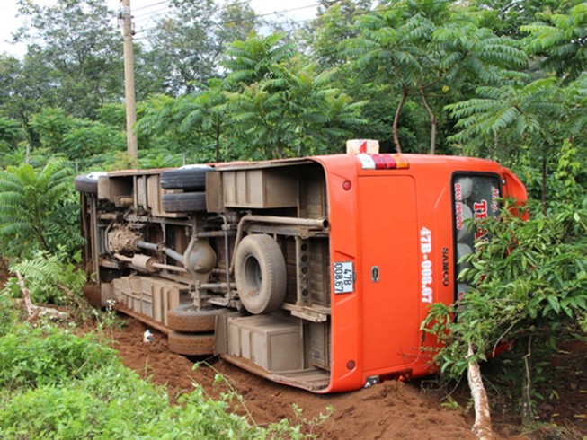 Hai xe khách tông nhau, 15 người bị thương