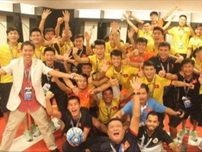 Video U-19 Việt Nam ăn mừng khoảnh khắc lịch sử