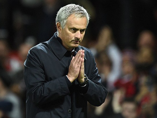 Mourinho chắp tay xin lỗi mong được CĐV MU tha thứ