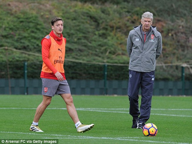 Wenger nhầm lẫn tai hại khiến Ozil dở khóc dở cười