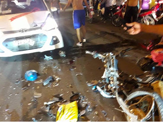 Taxi lấn trái tông ba cha con bị thương nặng