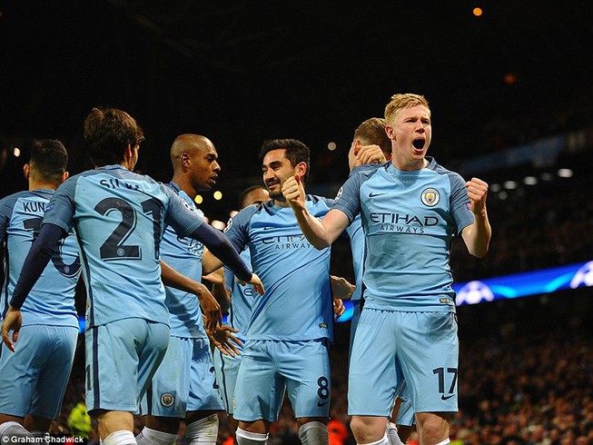 Man City lập kỳ tích trong ngày ngược dòng hạ đẹp Barca