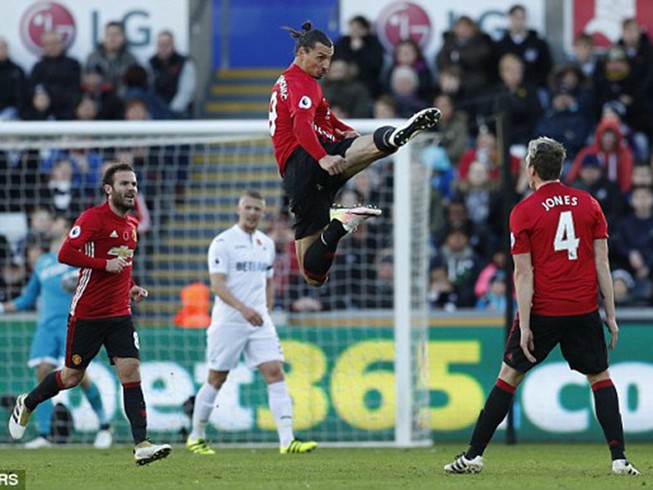 Ibrahimovic đi vào lịch sử, lỡ trận gặp Arsenal