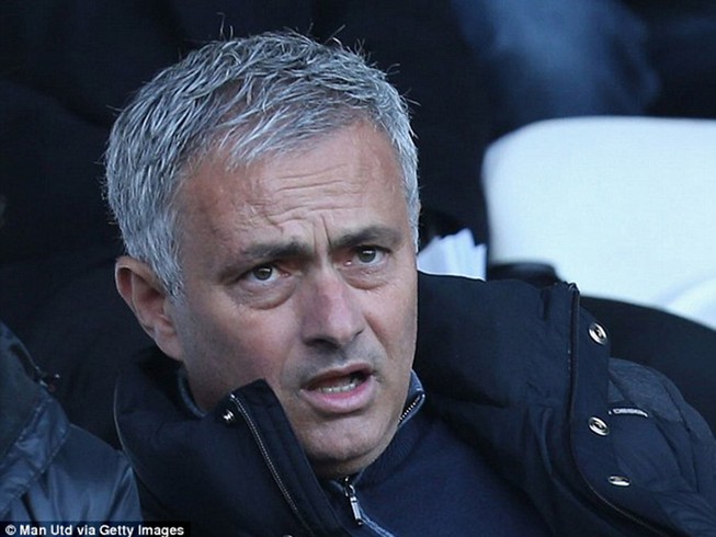 Mourinho chê Shaw, Smalling quá yếu đuối