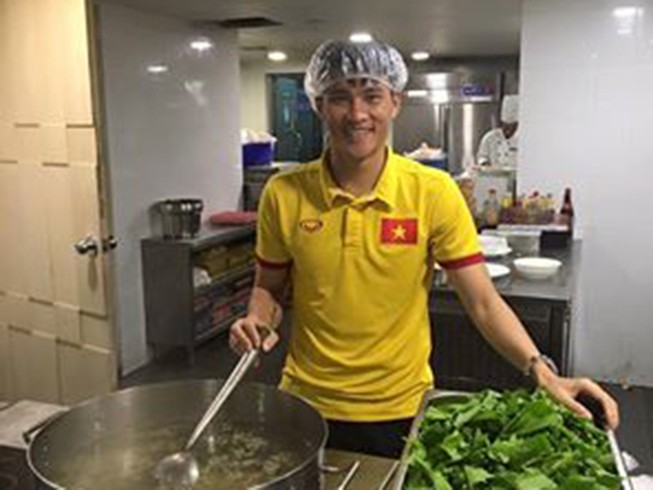 Công Vinh tự tay nấu canh cho cả đội,ai cũng khen ngon