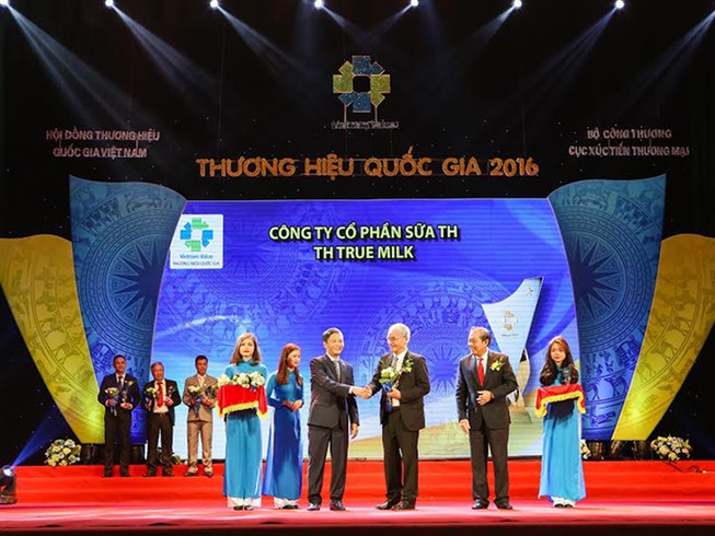 TH true MILK nhận biểu trưng Thương hiệu Quốc gia