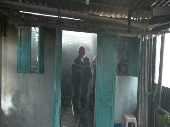 Gia chủ đi vắng, 'bà hỏa' thiêu rụi hai căn nhà
