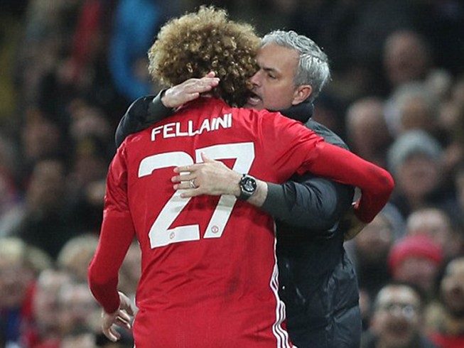 Fellaini ôm chầm Mourinho vì ông thầy đoán như thần