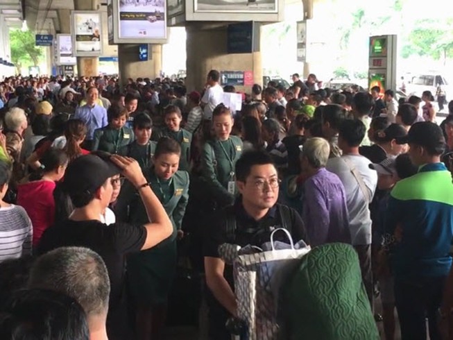 Vật vã đón Việt kiều: Chúng ta đang làm khổ nhau!
