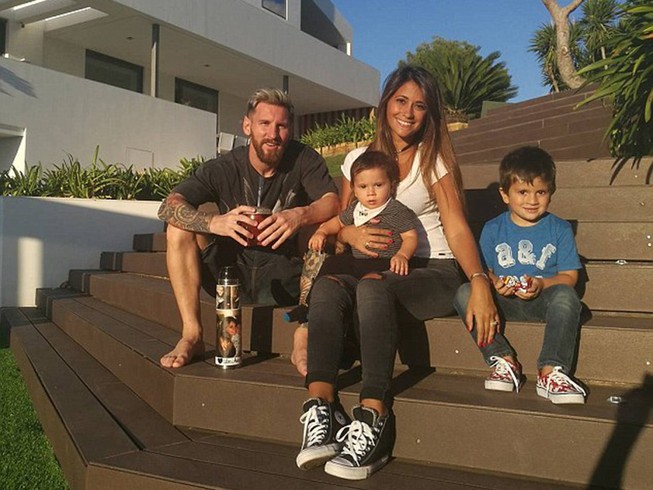 Messi mua luôn nhà của hàng xóm vì họ quá… ồn ào