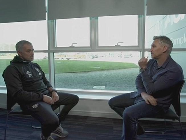 Mourinho chỉ trích Van Gaal sai lầm trong chuyển nhượng