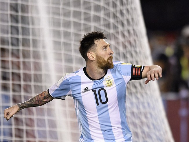 Messi giải cứu Argentina, Brazil thẳng tiến