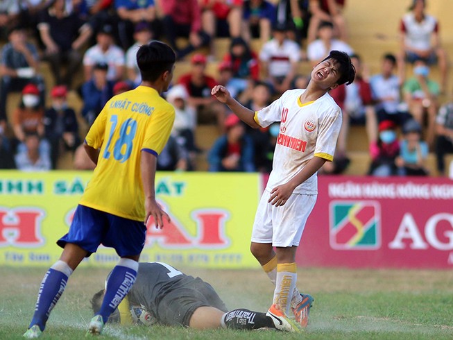 VCK U-19 quốc gia: PVF loại SL Nghệ An