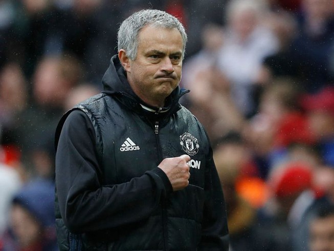 Mourinho nâng niu logo MU,nhắc chuyện xưa ‘mỉa’ Chelsea