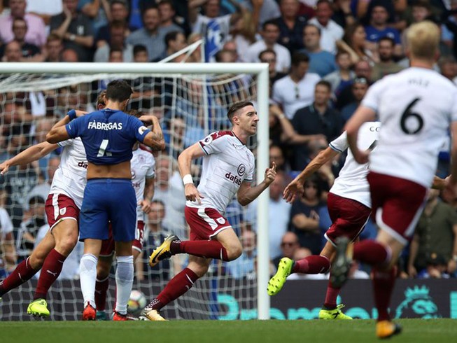 Nhận 2 thẻ đỏ, Chelsea thua sốc ngay trên sân nhà