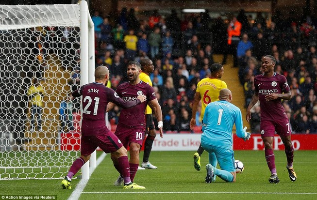 Man City ‘chơi' tennis vượt mặt MU, Liverpool sẩy chân