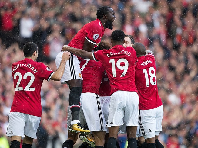 Đè bẹp Everton, MU chia sẻ ngôi đầu với Man City
