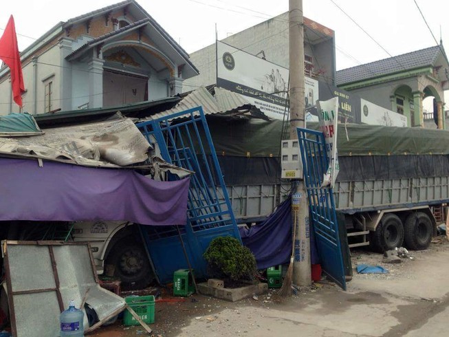 Xe tải mất lái tông sập năm ngôi nhà