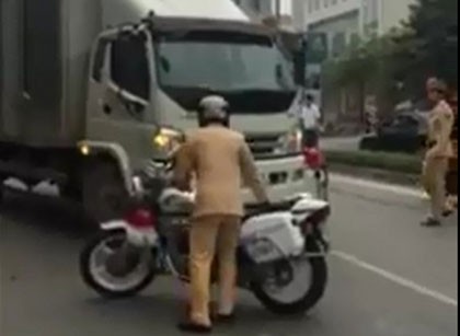 Tài xế từng là thầy giáo vi phạm giao thông rồi bỏ chạy