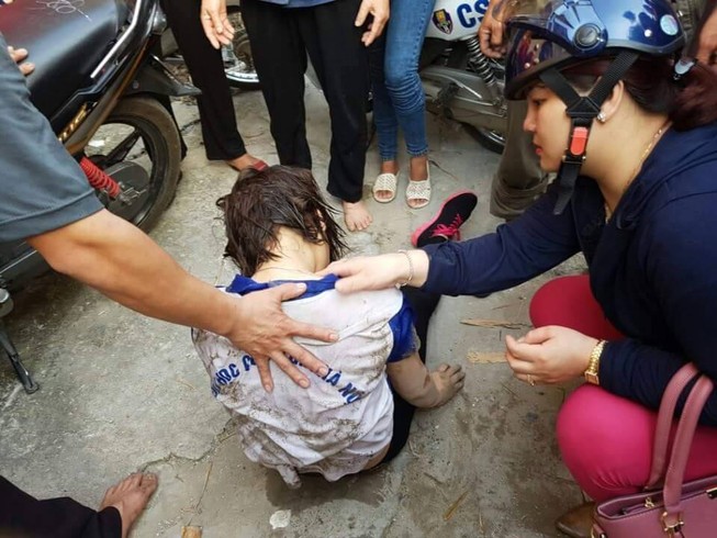 Cảnh sát giao thông cứu cô gái nhảy cầu Chương Dương tự tử