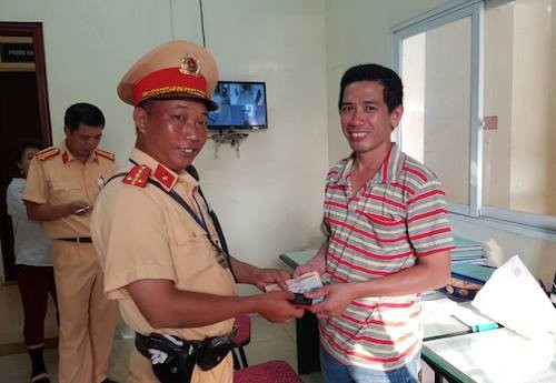 CSGT nhặt được của rơi, trả người bị mất