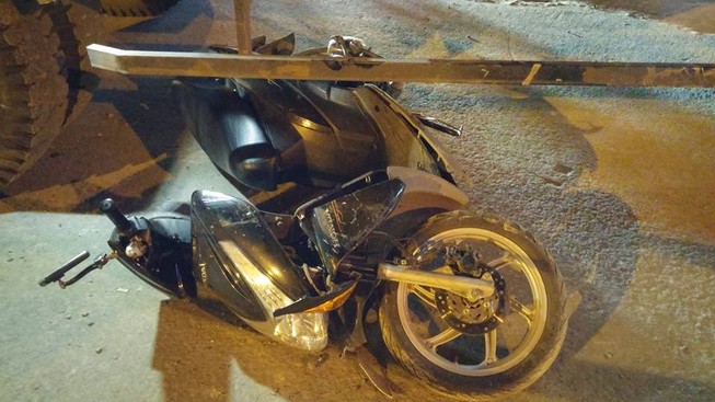 Cháu bé khóc thét với tay về phía người mẹ đã tử vong