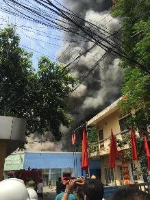 Hà Nội: Đang cháy lớn tại xưởng gỗ trên đường Trường Chinh
