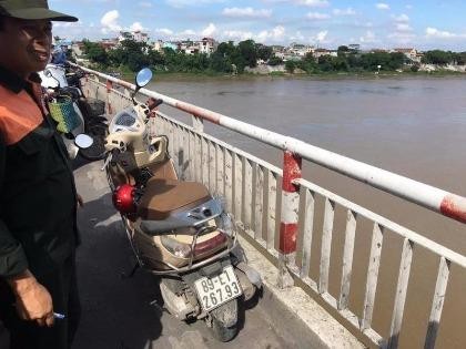 Để lại xe trên cầu, cô gái gieo mình xuống sông tự tử