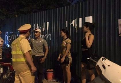 Bắt quái xế chở gái 'dịch vụ' trong đêm