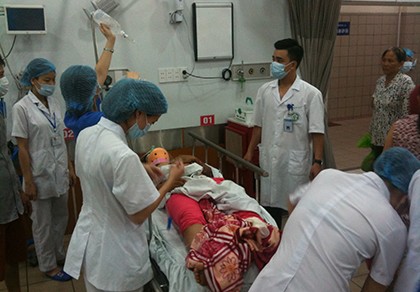 Đi làm đồng, người phụ nữ bị sét đánh hôn mê
