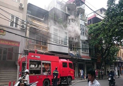 Phá cửa nhà cổ giữa thủ đô để chữa cháy